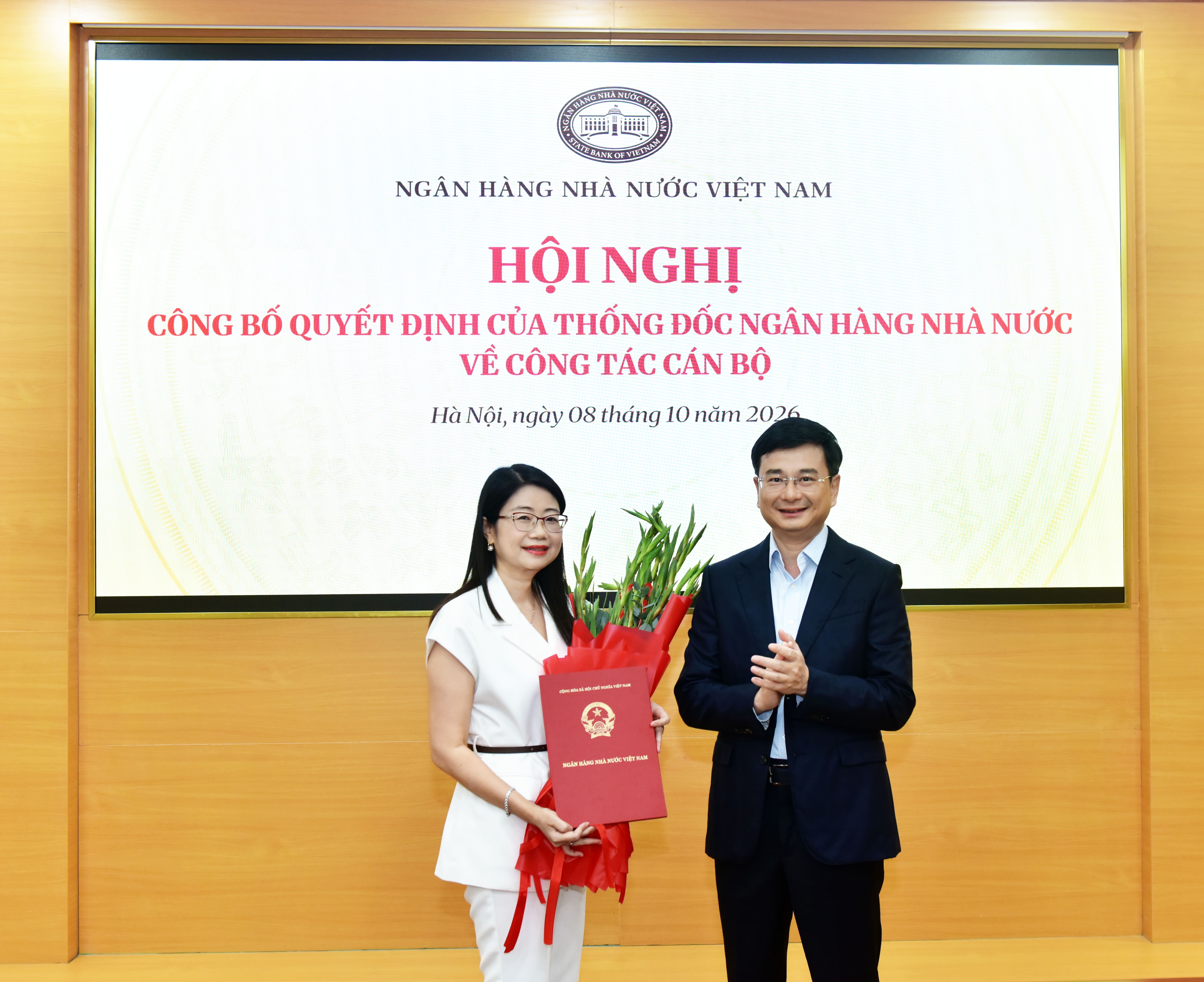 PTĐ Phạm Thanh Hà trao hoa và quyết định.jpg